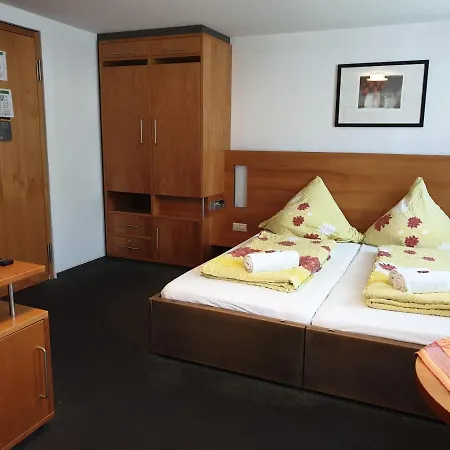 Luchs Hostel *