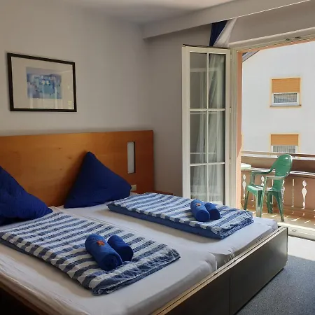 Luchs Hostel *